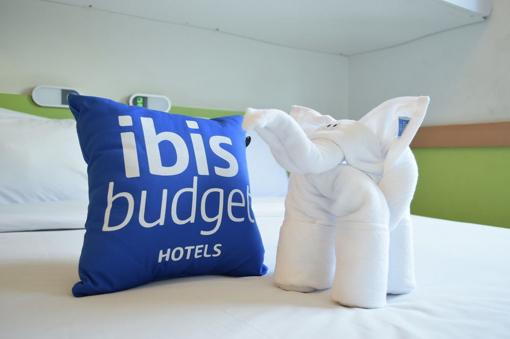 Ibis Budget Semarang Tendean Exterior photo