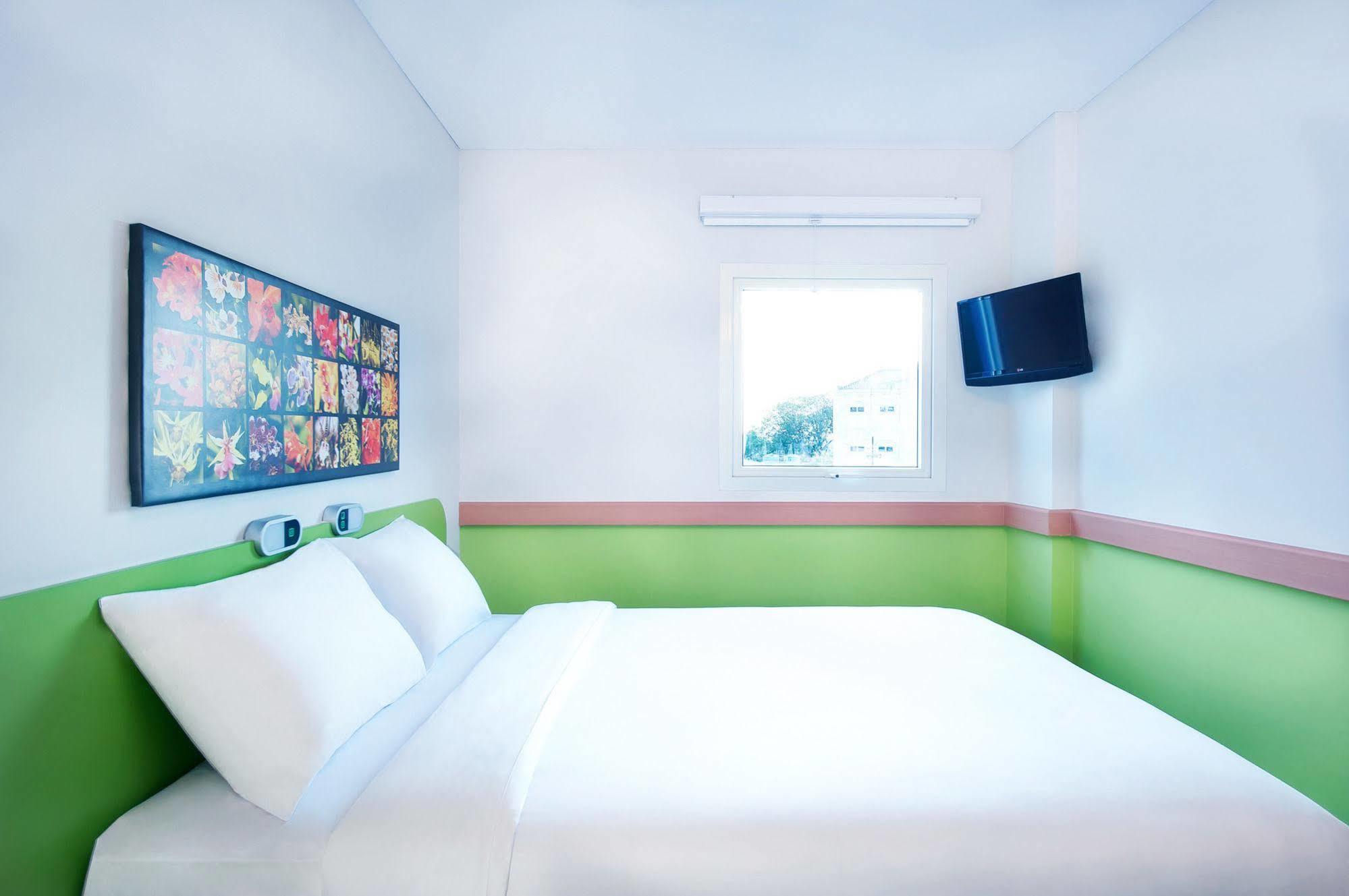 Ibis Budget Semarang Tendean Exterior photo